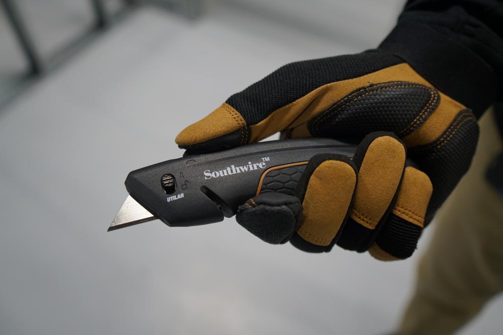 Auto-Retracting Utility Knife