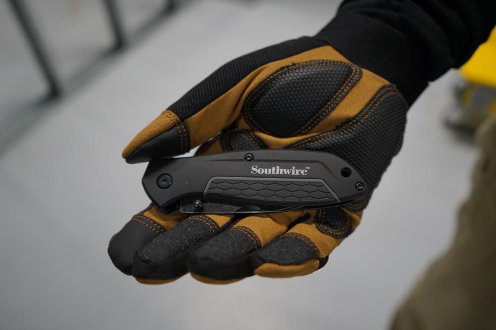 EDGEFORCE ™  Drop Point Pocket Knife